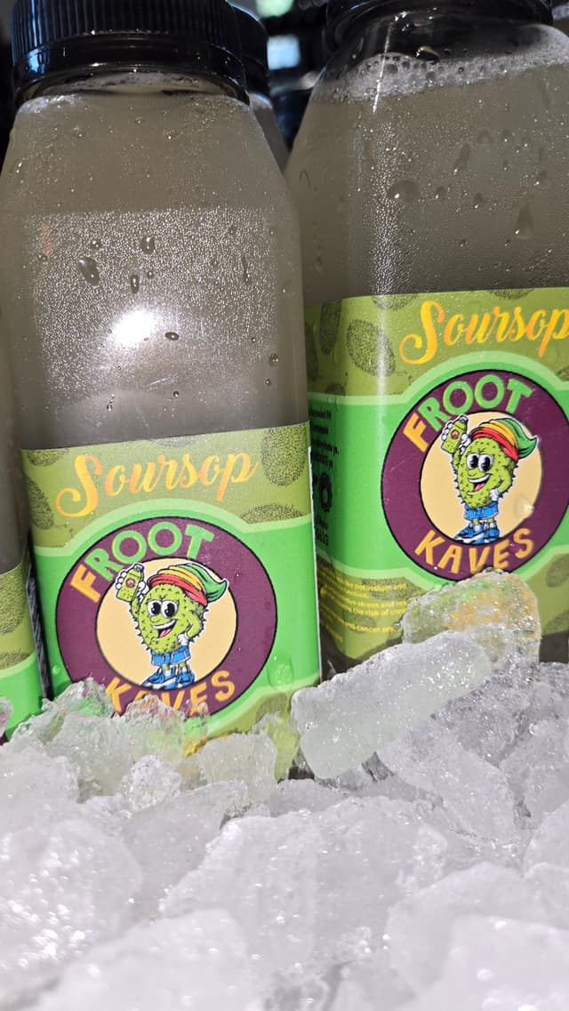 Soursop lemonade on ice at market